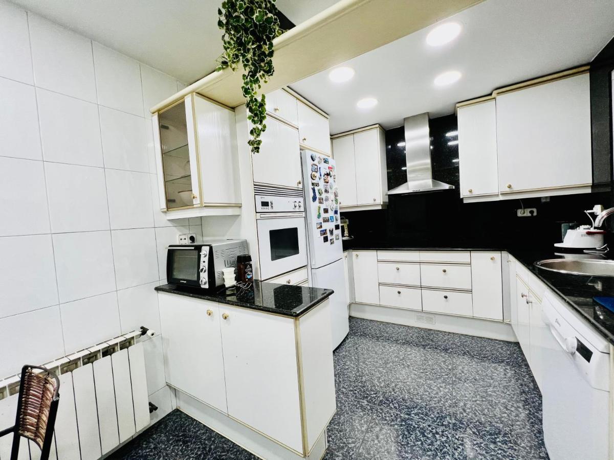 Your Second Home In Barcelona With Private Room And Private Bathroom Close To Montjuic, Pl Espana, La Rambla, Ferry Port Bagian luar foto